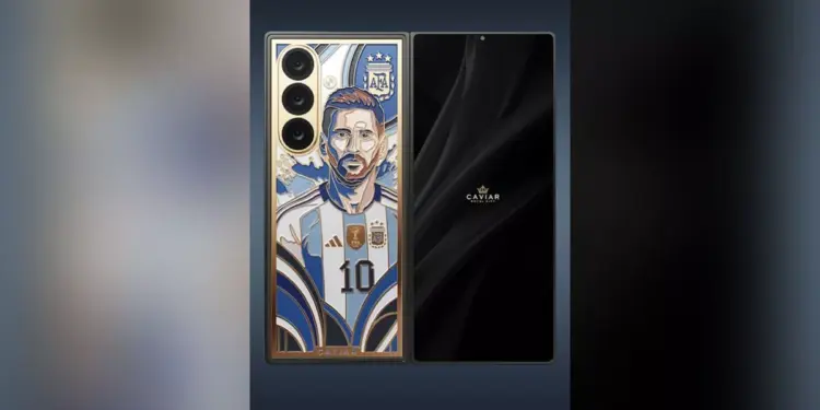 Desain mewah bodi belakang Galaxy Z Fold 8 Ultra Messi Gold Edition dengan ukiran wajah Lionel Messi dan aksen emas Caviar.