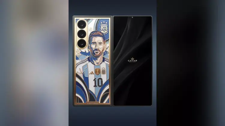 Desain mewah bodi belakang Galaxy Z Fold 8 Ultra Messi Gold Edition dengan ukiran wajah Lionel Messi dan aksen emas Caviar.