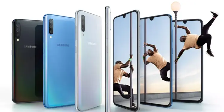 Jajaran varian warna seri HP Samsung Galaxy A70/A50 tampak depan dan belakang.