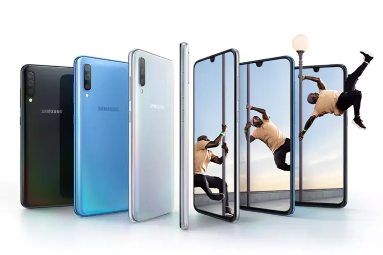 Jajaran varian warna seri HP Samsung Galaxy A70/A50 tampak depan dan belakang.