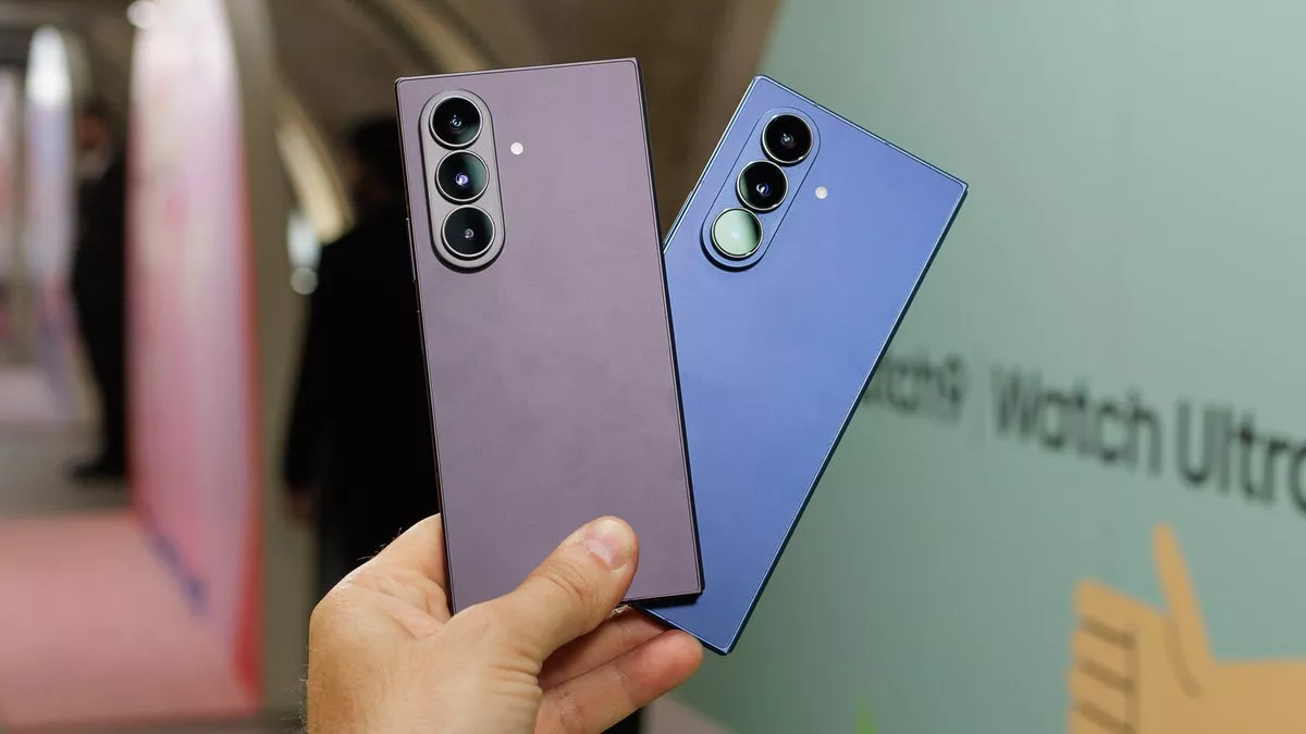 Perbandingan desain bodi belakang smartphone lipat Samsung Galaxy Z Fold8 dan Galaxy Z Fold7.