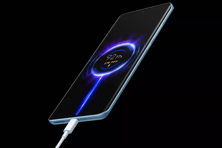 Animasi indikator baterai pada layar smartphone yang menunjukkan fitur HP Fast Charging 67W