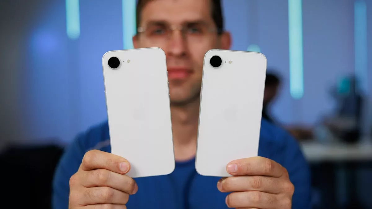 Dua unit smartphone tiruan yang menunjukkan penempatan modul kamera tunggal pada bodi belakang iPhone 17e.