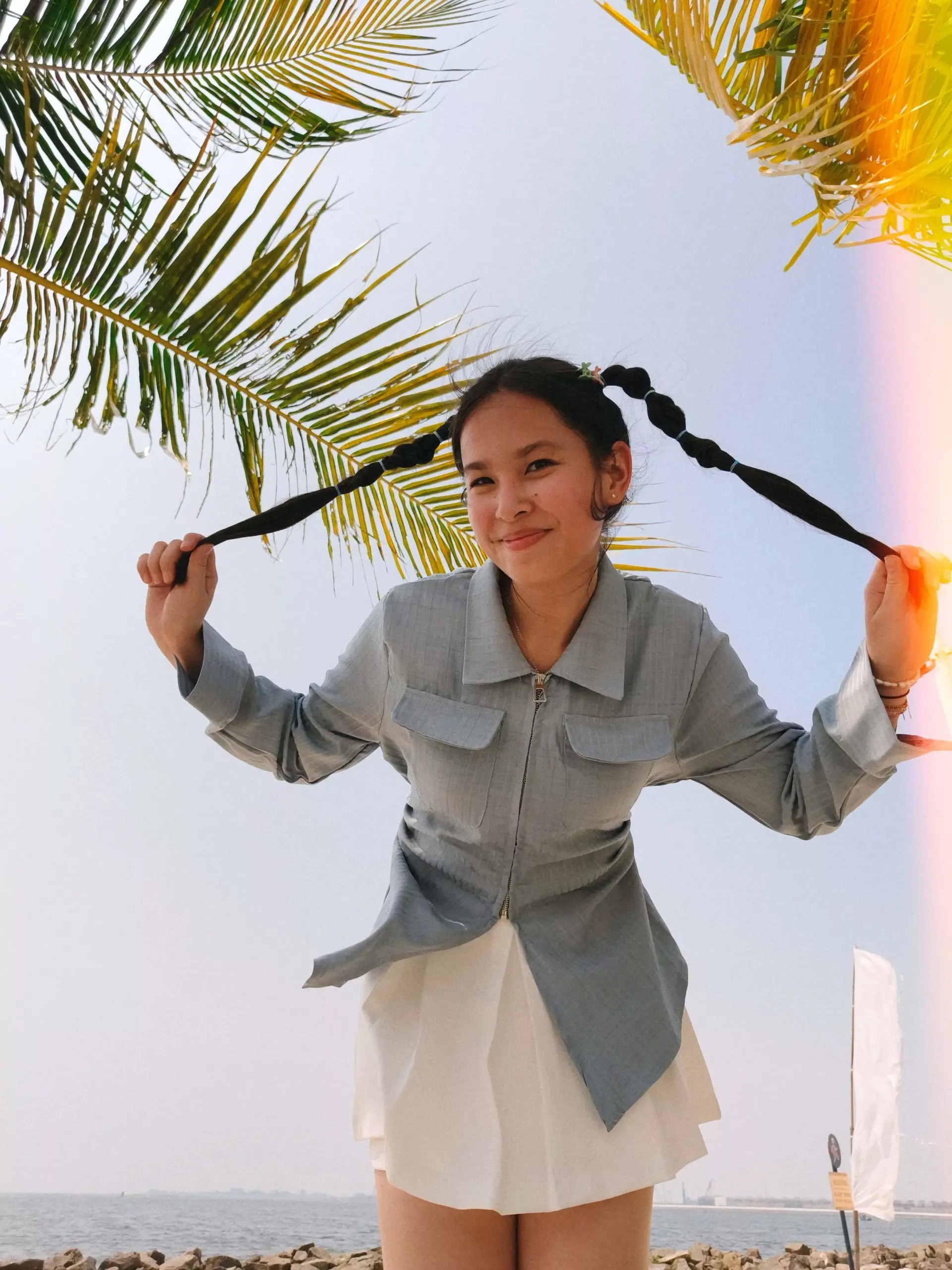 Hasil jepretan kamera depan OPPO Reno16 dengan reproduksi warna kulit yang natural di luar ruangan.
