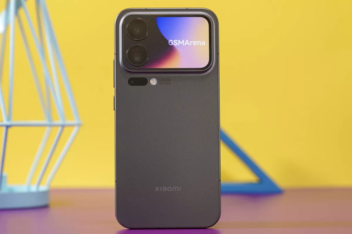 Sisi bodi belakang Xiaomi 18 Pro Max warna hitam abu-abu dengan branding Leica di bawah housing kamera ganda horizontal besar.