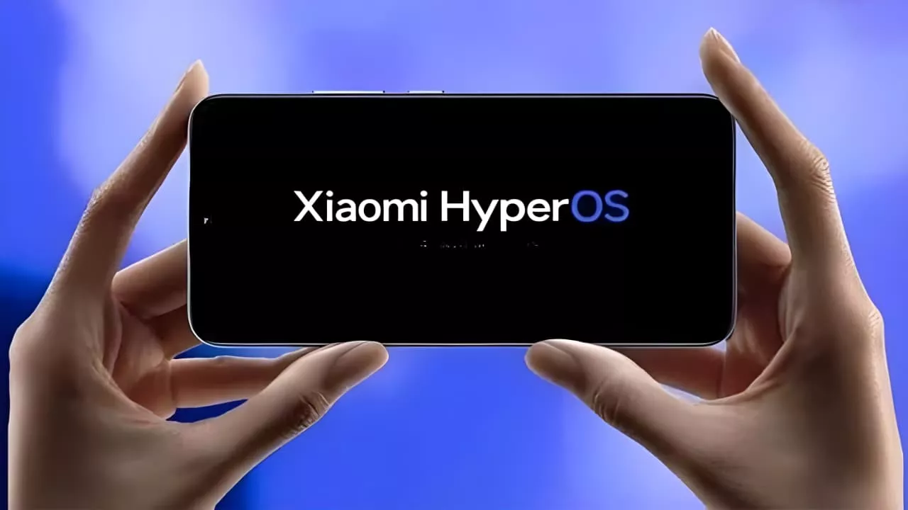 Seseorang memegang HP Xiaomi dalam posisi horizontal yang menampilkan logo animasi Xiaomi HyperOS saat dinyalakan.