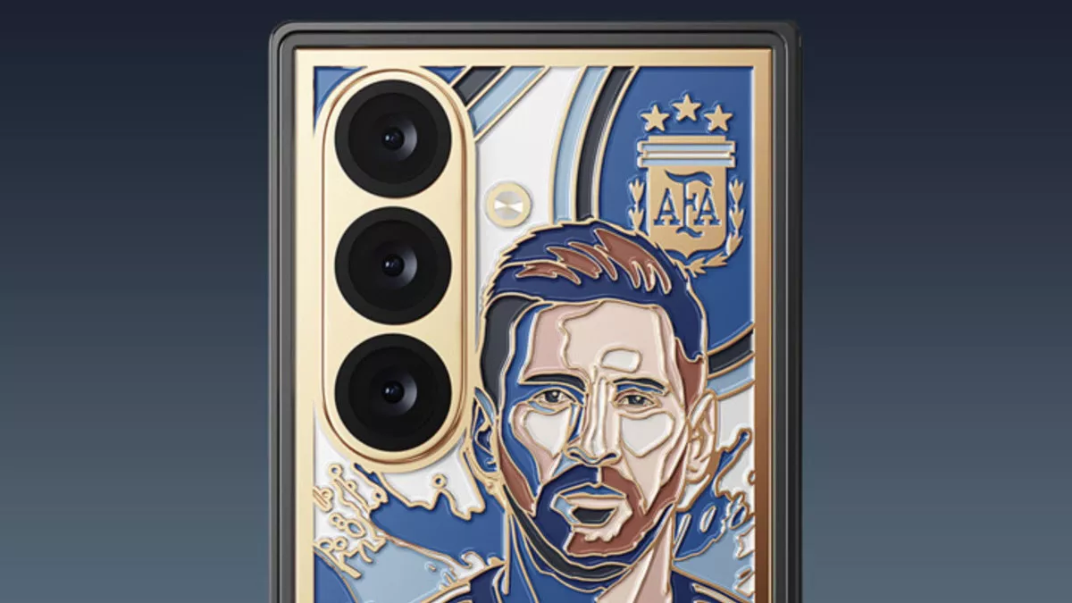 Close-up tiga modul kamera dan ukiran emas detail wajah Lionel Messi pada bodi belakang Galaxy Z Fold 8 Ultra Messi Gold Edition.