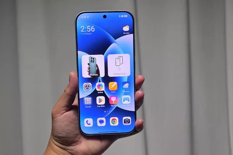Tampilan layar depan HP flagship 10 juta dengan bezel ultra tipis dan antarmuka modern yang nyaman digenggam.
