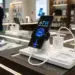 Unit display HP Fast Charging 67W beserta adaptor pengisi daya cepat di toko gadget