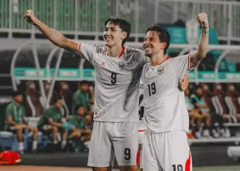 Dua pemain Timnas Indonesia bernomor punggung 9 dan 19 merayakan gol dengan mengepalkan tangan gembira.