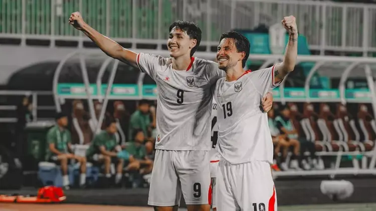 Dua pemain Timnas Indonesia bernomor punggung 9 dan 19 merayakan gol dengan mengepalkan tangan gembira.