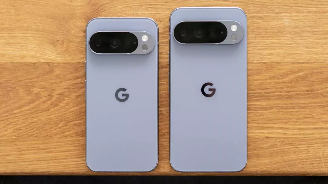 Komparasi dua ukuran smartphone Google Pixel 11 berdampingan di atas meja kayu.
