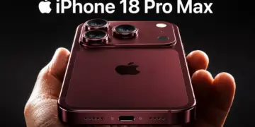 Tangan seseorang memegang iPhone 18 Pro Max warna merah gelap burgundy dengan modul triple camera tebal yang premium.