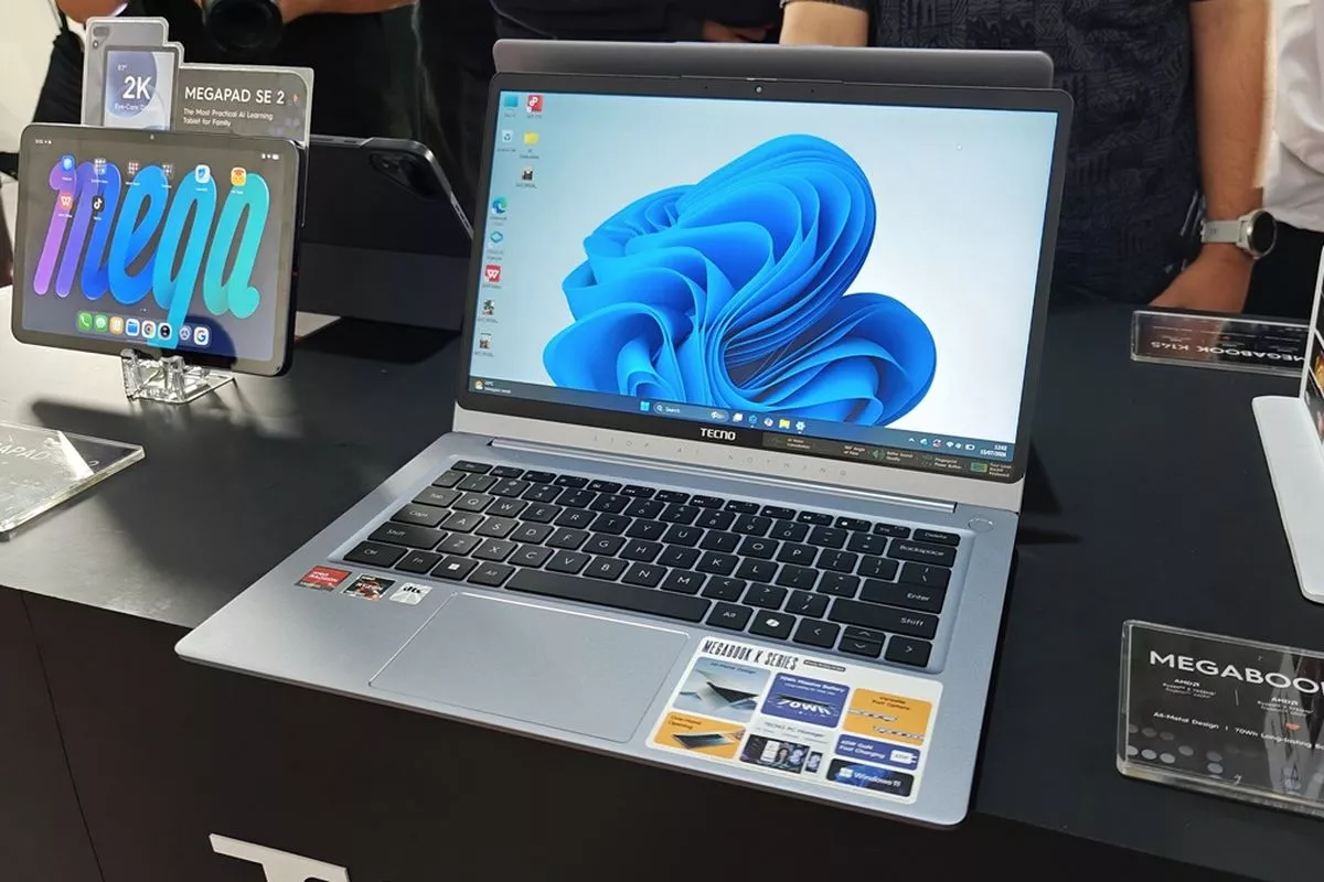 Laptop TECNO Megabook X Series dan tablet Megapad SE 2 yang dipamerkan di atas meja pameran