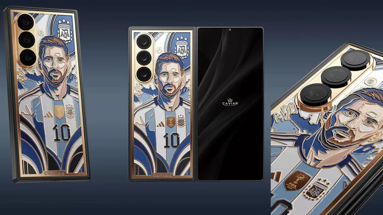 Tiga sudut pandang berbeda dari ponsel lipat Galaxy Z Fold 8 Ultra Messi Gold Edition bernuansa emas dan biru jersey Argentina.