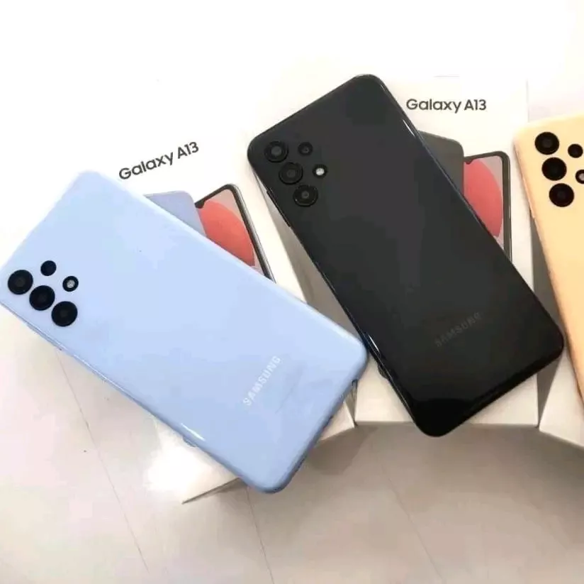 Beberapa unit Samsung Galaxy A13 warna biru muda, hitam, dan peach di atas kotak kemasan.
