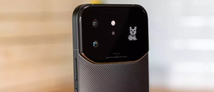 Modul kamera HP flagship 10 juta dengan desain kolaborasi Pininfarina dan layar dot-matrix LED unik.
