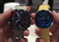 Dua jam tangan pintar Samsung Galaxy Watch Ultra 2 dan Watch 9 dipegang dengan tangan.