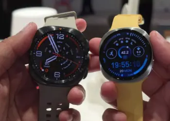 Dua jam tangan pintar Samsung Galaxy Watch Ultra 2 dan Watch 9 dipegang dengan tangan.