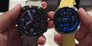Dua jam tangan pintar Samsung Galaxy Watch Ultra 2 dan Watch 9 dipegang dengan tangan.