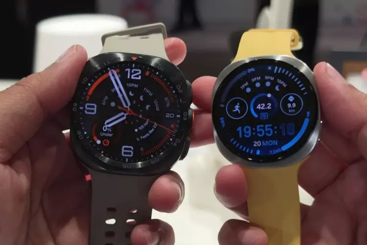 Dua jam tangan pintar Samsung Galaxy Watch Ultra 2 dan Watch 9 dipegang dengan tangan.