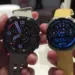 Dua jam tangan pintar Samsung Galaxy Watch Ultra 2 dan Watch 9 dipegang dengan tangan.