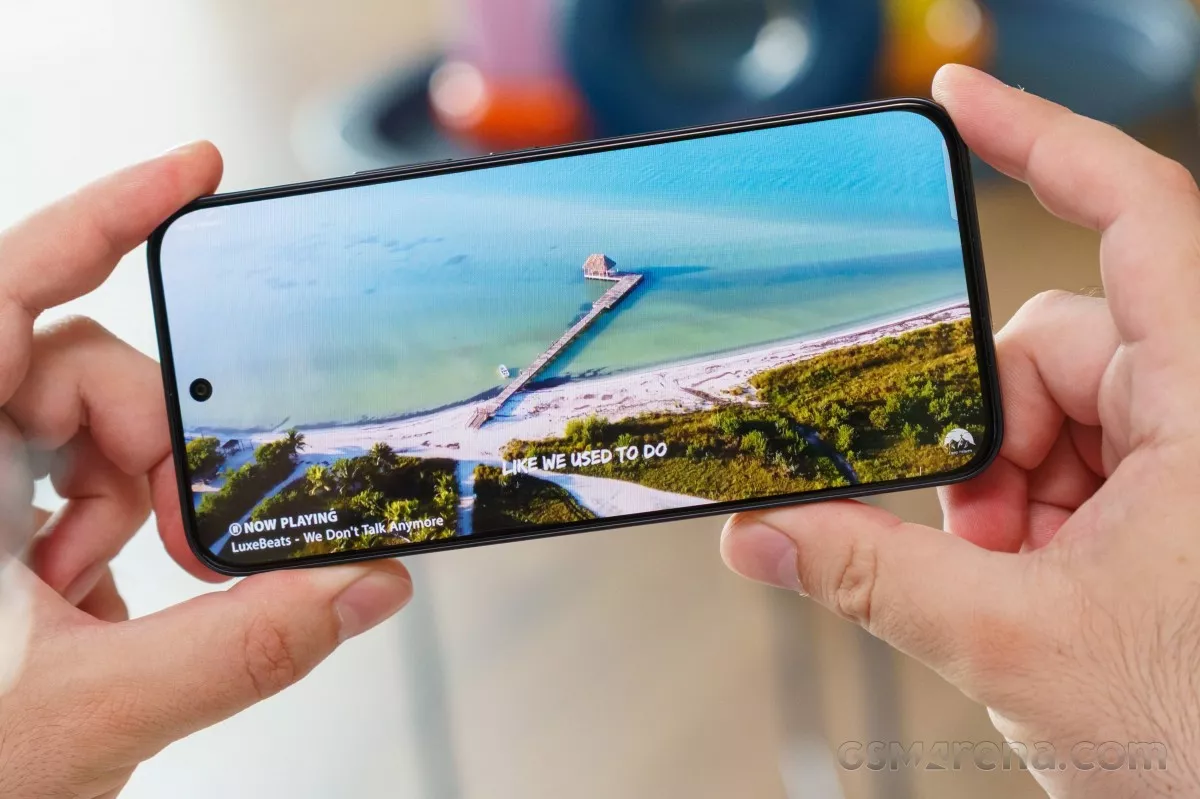 Tampilan layar bezel tipis penuh warna saat memutar video resolusi tinggi pada smartphone.