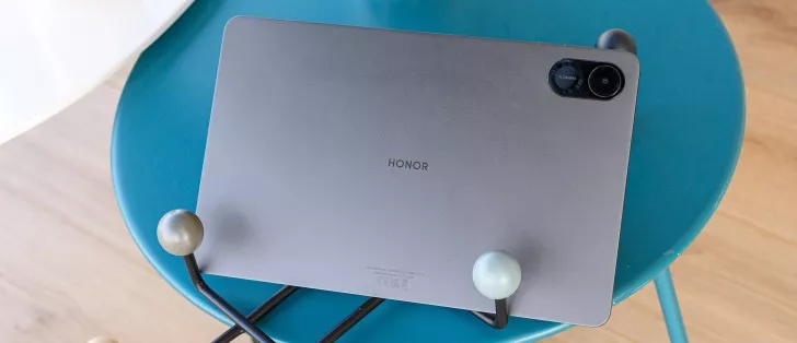 Bagian belakang tablet Honor Pad X9 Max dengan modul kamera tunggal yang diletakkan di atas penyangga.