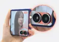 Pratinjau fitur FlexCam pada HP lipat Samsung Galaxy Z Flip7 yang menampilkan rekaman video wajah di layar depan secara stabil.