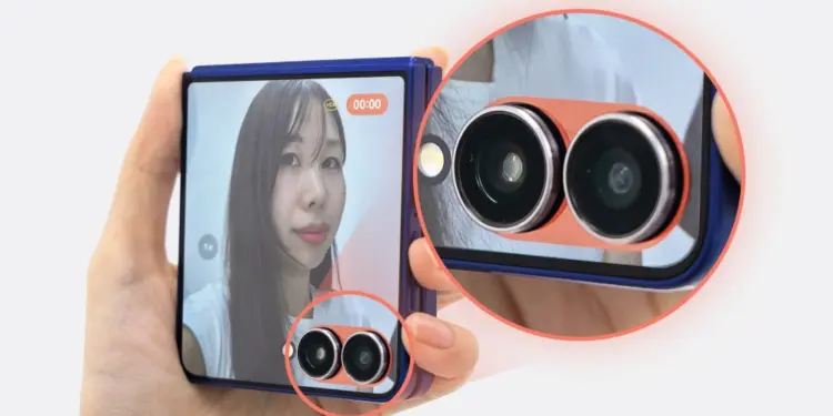 Pratinjau fitur FlexCam pada HP lipat Samsung Galaxy Z Flip7 yang menampilkan rekaman video wajah di layar depan secara stabil.