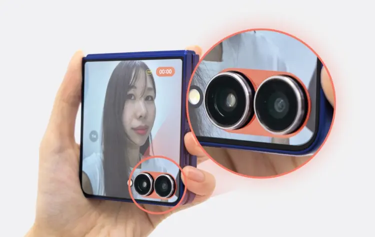 Pratinjau fitur FlexCam pada HP lipat Samsung Galaxy Z Flip7 yang menampilkan rekaman video wajah di layar depan secara stabil.