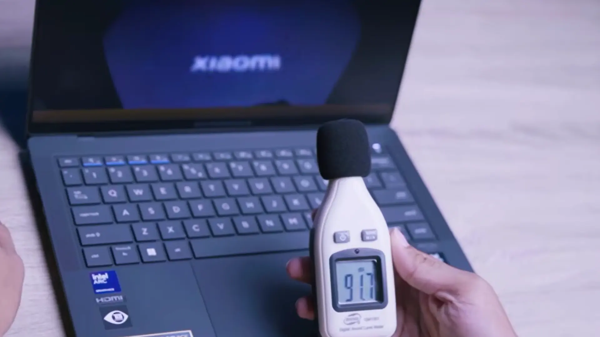 Pengujian volume audio pada ASUS ExpertBook Ultra menggunakan sound level meter yang menunjukkan angka tingkat kebisingan sebesar 91.7 dB.