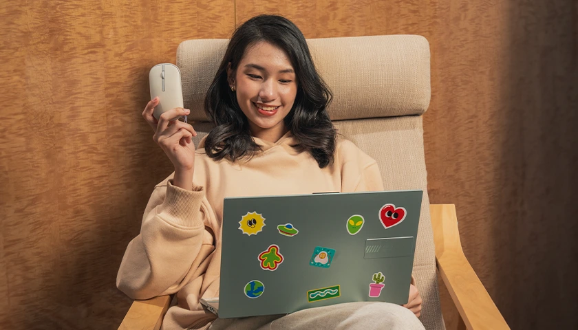 Mahasiswi Gen Z sedang produktif menggunakan ASUS Vivobook Grey Green, rekomendasi laptop pelajar 2026 dengan desain stylish dan estetik.