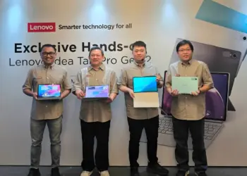 Manajemen Lenovo Indonesia memamerkan perangkat tablet Android bertenaga AI Lenovo Idea Tab Pro Gen 2 beserta aksesoris keyboard modularnya saat acara peluncuran resmi di Jakarta.