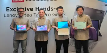 Manajemen Lenovo Indonesia memamerkan perangkat tablet Android bertenaga AI Lenovo Idea Tab Pro Gen 2 beserta aksesoris keyboard modularnya saat acara peluncuran resmi di Jakarta.