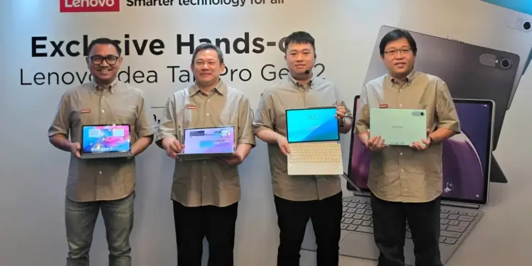 Manajemen Lenovo Indonesia memamerkan perangkat tablet Android bertenaga AI Lenovo Idea Tab Pro Gen 2 beserta aksesoris keyboard modularnya saat acara peluncuran resmi di Jakarta.
