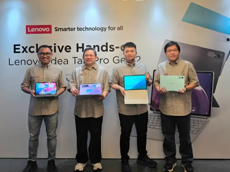Manajemen Lenovo Indonesia memamerkan perangkat tablet Android bertenaga AI Lenovo Idea Tab Pro Gen 2 beserta aksesoris keyboard modularnya saat acara peluncuran resmi di Jakarta.