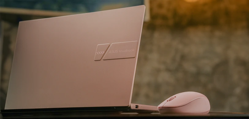 ASUS Marshmallow Mouse warna pastel yang estetik, bersanding serasi dengan ASUS Vivobook Terracotta sebagai setup ideal laptop pelajar 2026.