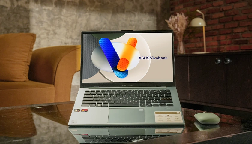 Tampilan depan ASUS Vivobook Go Grey Green, laptop pelajar 2026 berperforma tinggi dengan dukungan teknologi AI hemat daya.