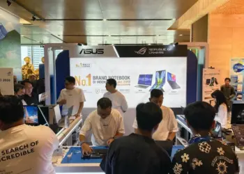 Antusiasme pengunjung mencoba pameran inovasi laptop AI ASUS dan ROG di Astranauts 2026 Jakarta.
