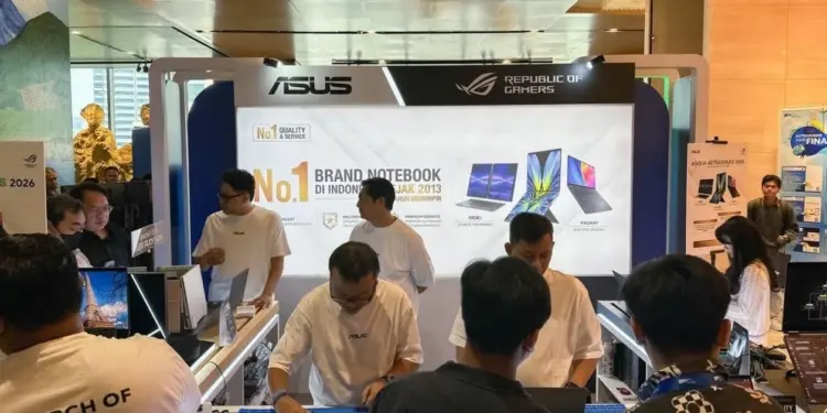 Antusiasme pengunjung mencoba pameran inovasi laptop AI ASUS dan ROG di Astranauts 2026 Jakarta.