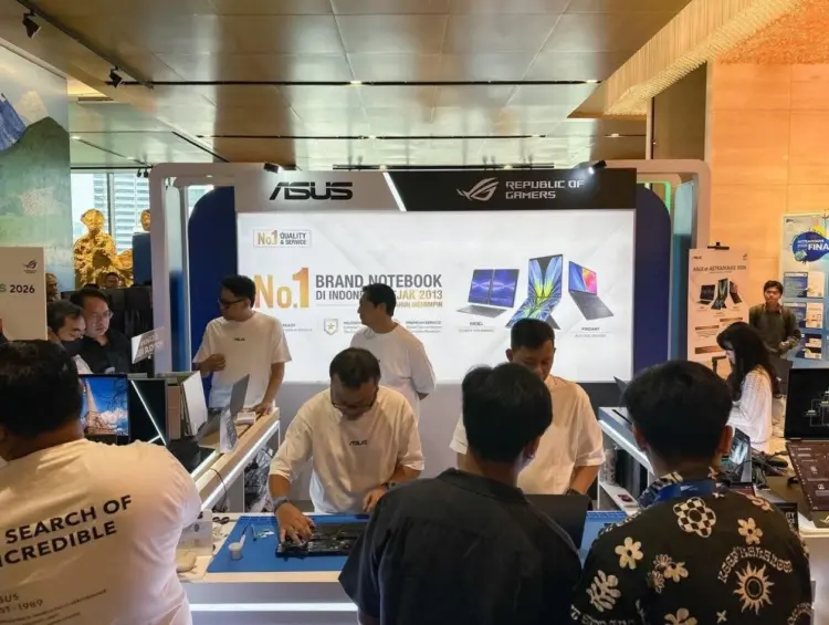 Antusiasme pengunjung mencoba pameran inovasi laptop AI ASUS dan ROG di Astranauts 2026 Jakarta.