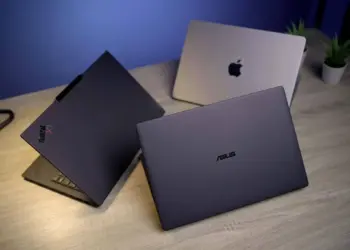 Komparasi fisik ASUS ExpertBook Ultra bersanding dengan Lenovo ThinkPad X1 Carbon di atas meja untuk ulasan laptop ultra premium.