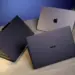 Komparasi fisik ASUS ExpertBook Ultra bersanding dengan Lenovo ThinkPad X1 Carbon di atas meja untuk ulasan laptop ultra premium.