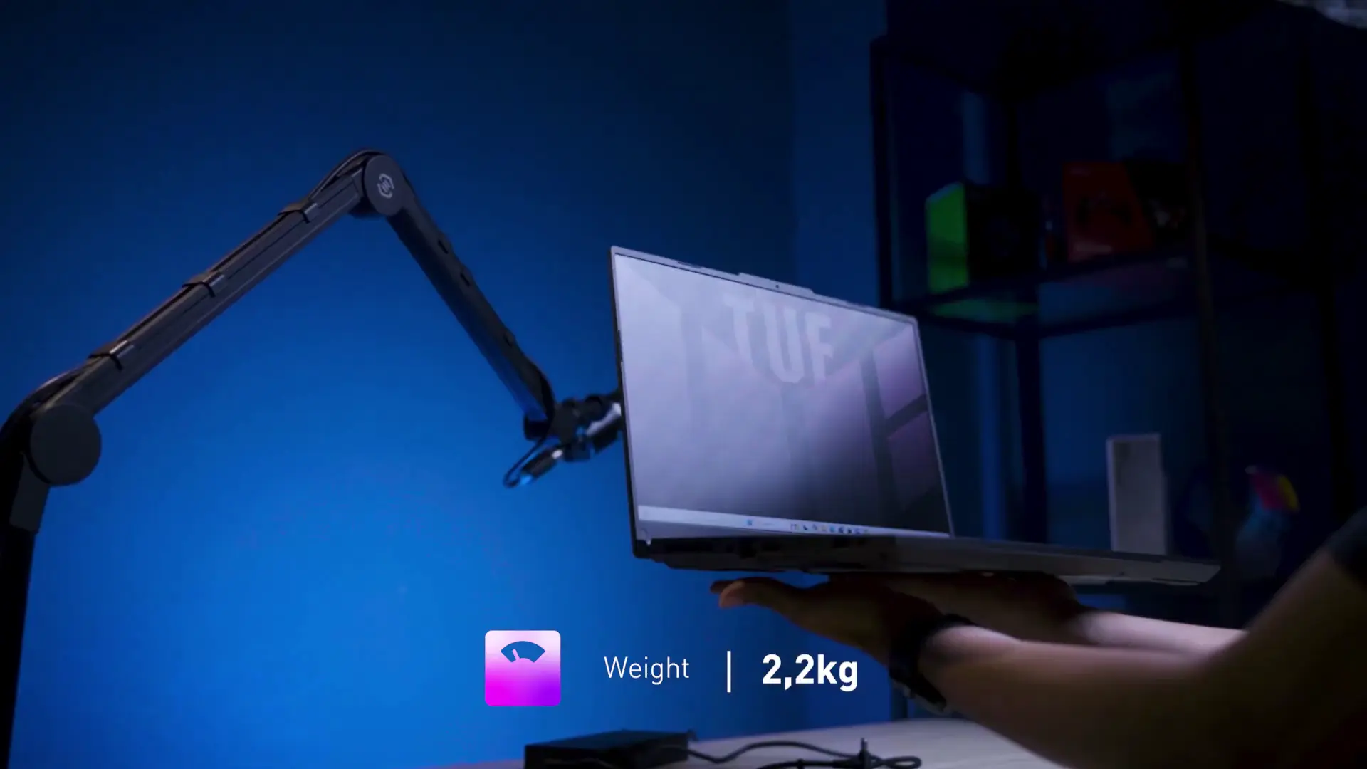 Demonstrasi berat bodi laptop gaming ASUS TUF A16 seberat 2,2 kg saat diangkat dengan tangan di dalam studio.