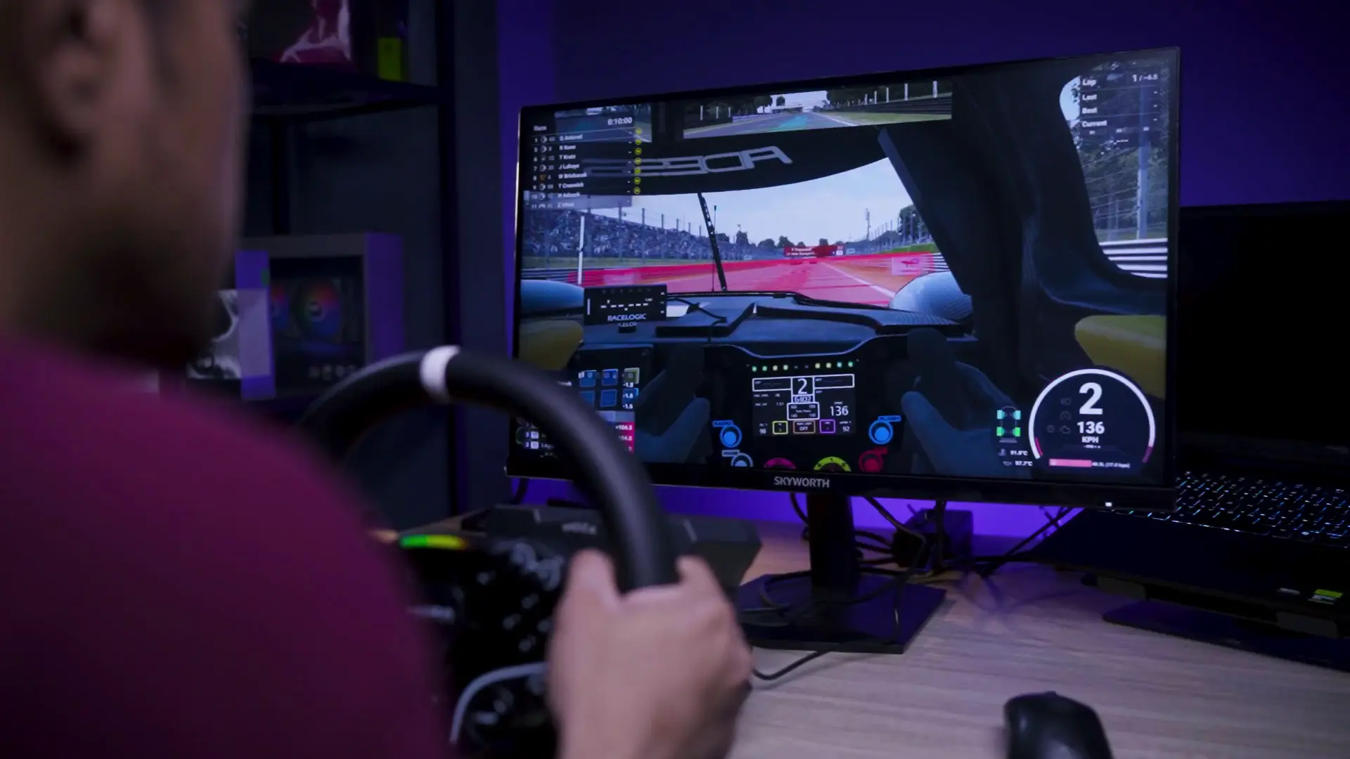 Pengujian langsung gameplay sim racing menggunakan setir Moza R5 Bundle untuk merasakan respons Force Feedback 5Nm tanpa jeda mekanis.
