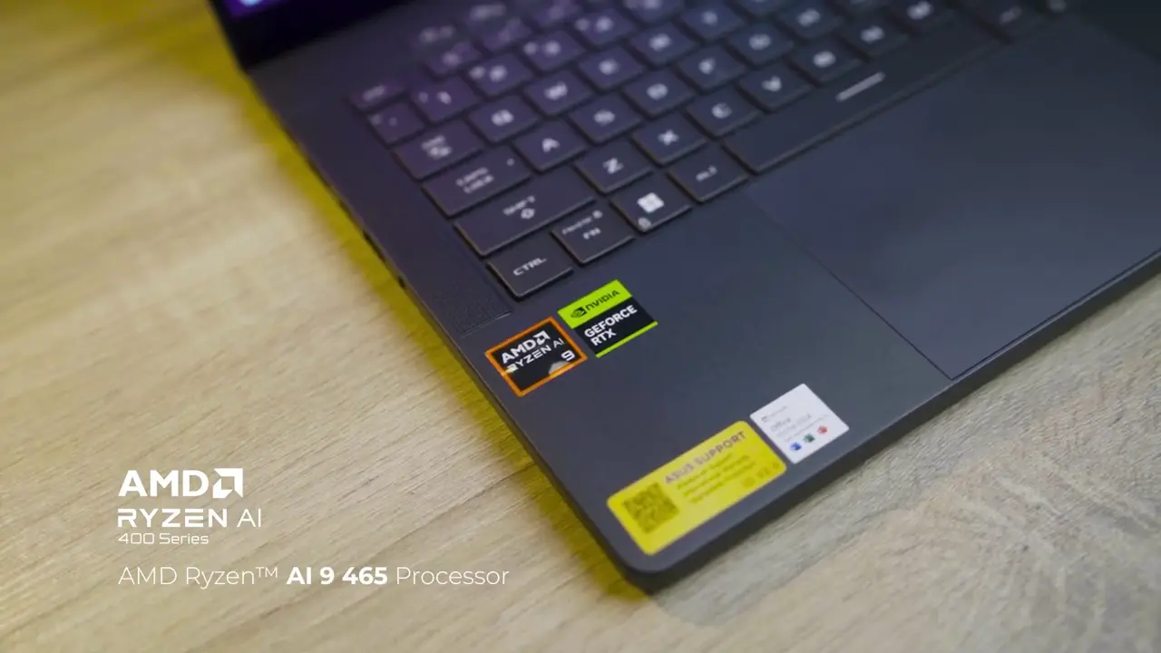 Stiker prosesor AMD Ryzen AI 9 dan kartu grafis NVIDIA GeForce RTX pada bodi laptop gaming ASUS ROG Zephyrus G14.