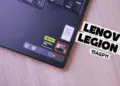 Stiker prosesor AMD Ryzen AI 9 dan kartu grafis NVIDIA GeForce RTX pada area palm rest laptop gaming premium Lenovo Legion 5 15AGP11.