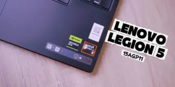 Stiker prosesor AMD Ryzen AI 9 dan kartu grafis NVIDIA GeForce RTX pada area palm rest laptop gaming premium Lenovo Legion 5 15AGP11.