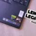 Stiker prosesor AMD Ryzen AI 9 dan kartu grafis NVIDIA GeForce RTX pada area palm rest laptop gaming premium Lenovo Legion 5 15AGP11.